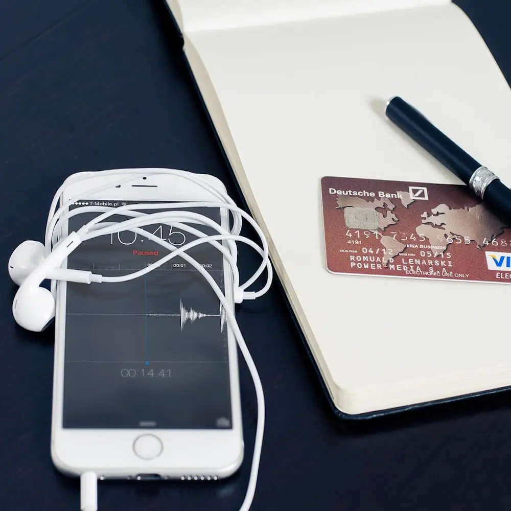 クレジットカード情報を携帯電話に保存する方法